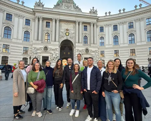 Ein Gruppenfoto aller Teilnehmenden des Betriebsausfluges am Michaelerplatz